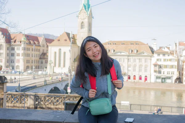 여행을 아시아 여행자 유럽의 다리에서 다리를 바라보며 도시와 바라보고 — 스톡 사진
