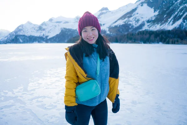 재킷을 스위스 알프스 산맥의 얼어붙은 호수에서 즐기고 행복하고 아름다운 아시아 — 스톡 사진