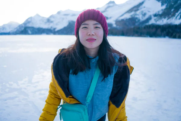 재킷을 스위스 알프스 산맥의 얼어붙은 호수에서 즐기고 행복하고 아름다운 아시아 — 스톡 사진
