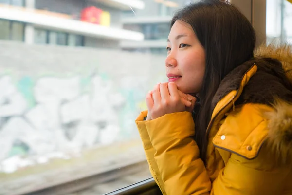 Joven Hermosa Feliz Asiática Coreana Mujer Sentado Tren Mirando Por — Foto de Stock