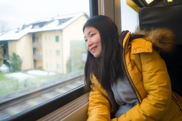 Joven Hermosa Feliz Asiática China Mujer Sentado Tren Mirando Por — Foto de Stock