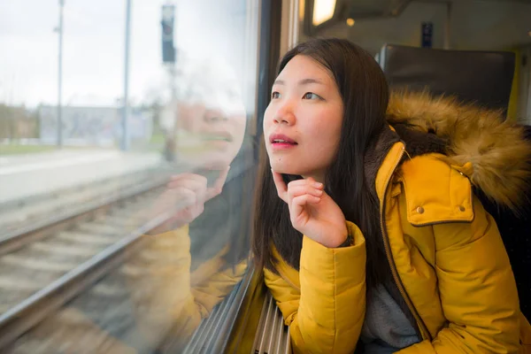 Junge Schöne Und Glückliche Asiatische Chinesin Sitzt Zug Und Schaut — Stockfoto
