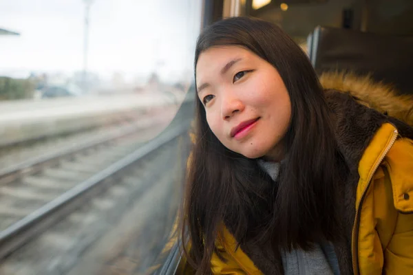 아름답고 아시아 기차에 유럽에서 여행을 즐기며 미소를 있습니다 — 스톡 사진