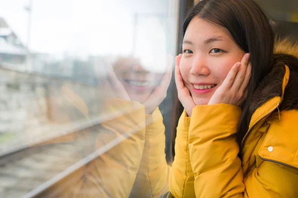 Joven Hermosa Feliz Asiática China Mujer Sentado Tren Mirando Por — Foto de Stock