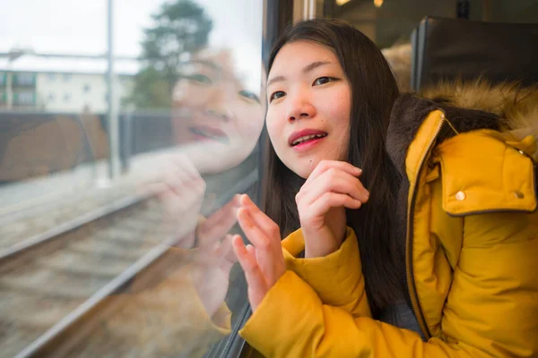 Junge Schöne Und Glückliche Asiatische Chinesin Sitzt Zug Und Schaut — Stockfoto