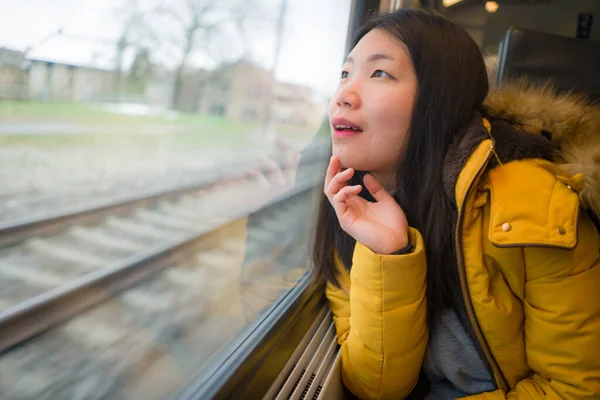 Junge Schöne Und Glückliche Asiatische Japanerin Sitzt Zug Und Schaut — Stockfoto