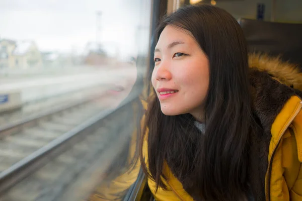 아름답고 아시아 유럽에서 여행을 즐기기 열차에 생각깊고 미소를 있습니다 — 스톡 사진