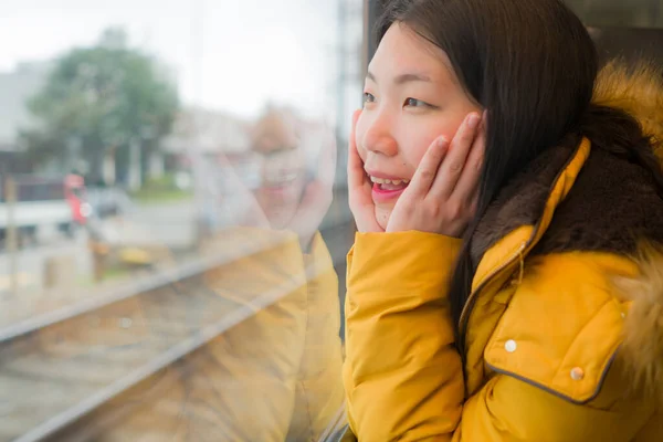 Joven Hermosa Feliz Asiática Japonesa Mujer Sentado Tren Mirando Por — Foto de Stock
