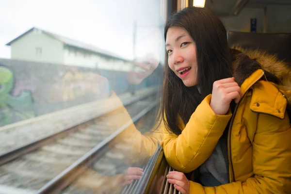 Junge Schöne Und Glückliche Asiatische Japanerin Sitzt Zug Und Schaut — Stockfoto