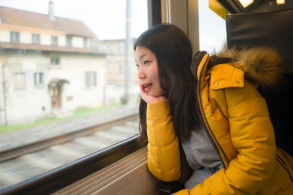 Junge Schöne Und Glückliche Asiatische Koreanerin Sitzt Zug Und Schaut — Stockfoto