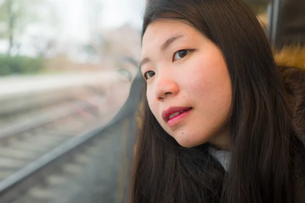 Joven Hermosa Feliz Asiática Coreana Mujer Sentado Tren Mirando Por — Foto de Stock