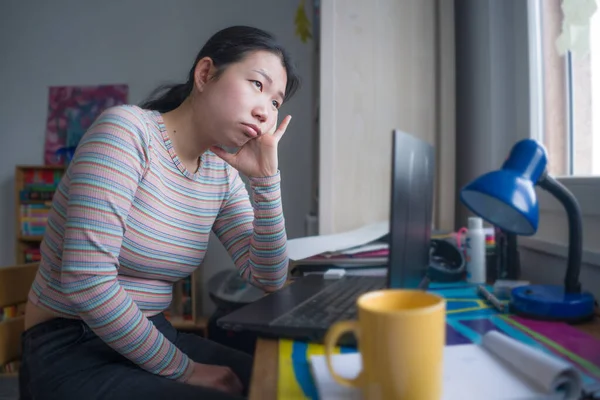 若いストレスと心配アジアの中国人女性の生活の肖像自宅から働くか 自宅のオフィスでストレスで試験を勉強フラストレーションと疲れて感じている — ストック写真