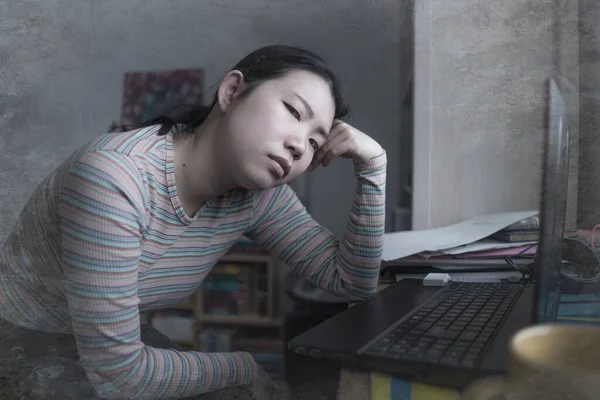 Образ Жизни Портрет Молодой Напряженной Обеспокоенной Азиатской Китаянки Работающей Дома — стоковое фото