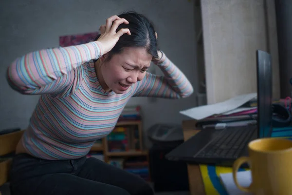 스트레스를 걱정하는 아시아 여성의 집에서 일하거나 사무실에서 스트레스를 공부하는 — 스톡 사진