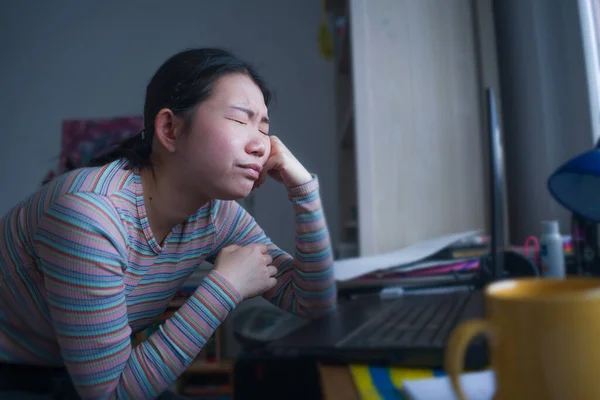 若いストレスと心配アジアの中国人女性の生活の肖像自宅から働くか 自宅のオフィスでストレスで試験を勉強フラストレーションと疲れて感じている — ストック写真