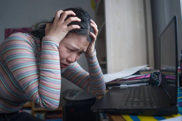 스트레스를 걱정하는 아시아 여성의 집에서 일하거나 사무실에서 스트레스를 공부하는 — 스톡 사진