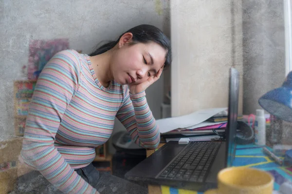 ストレスを感じて自宅で働くアジア系日本人女性やストレスを感じて勉強している家庭のオフィスでストレスを感じている日本人女性のライフスタイルの肖像画 — ストック写真