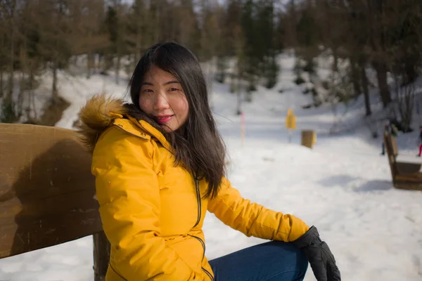 크리스마스 여행중아름다운 스위스 알프스 풍경에서 즐기고 매력적 아시아 여성의 — 스톡 사진