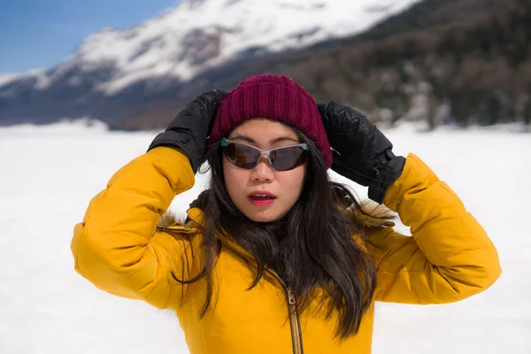Wintervakantie Jonge Vrolijke Aantrekkelijke Aziatische Chinese Vrouw Genieten Speels Sneeuw — Stockfoto