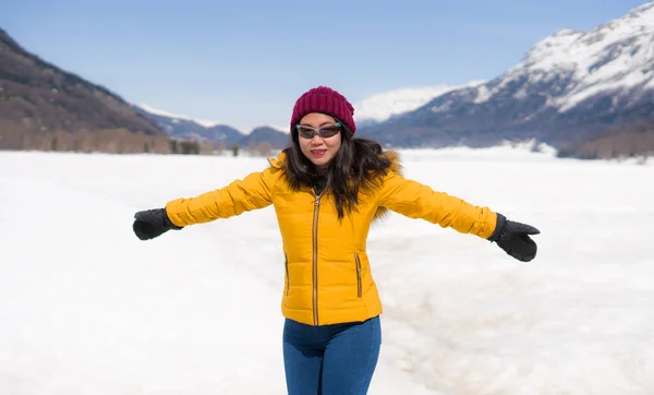 Wintervakantie Jonge Vrolijke Aantrekkelijke Aziatische Koreaanse Vrouw Genieten Speels Sneeuw — Stockfoto