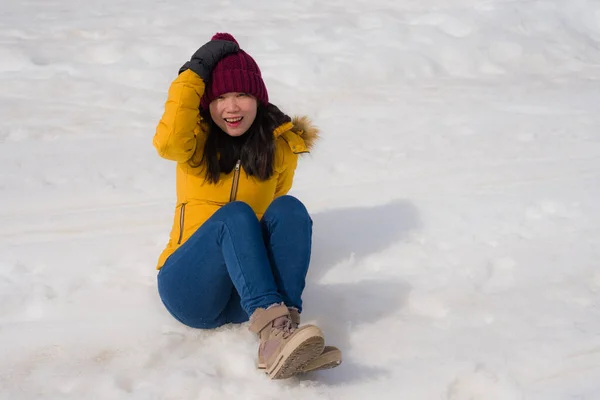 Wintervakantie Jonge Vrolijke Aantrekkelijke Aziatische Koreaanse Vrouw Genieten Speels Sneeuw — Stockfoto