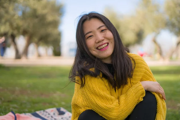 노란색 스웨터를 아시아인 공원에서 즐거운 시간을 보내는 — 스톡 사진