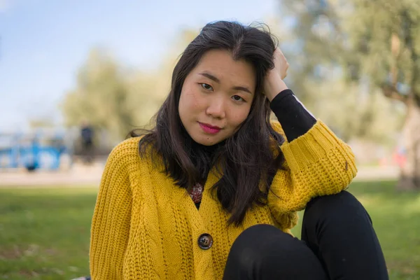 노란색 스웨터를 아시아인 공원에서 즐거운 시간을 보내는 — 스톡 사진
