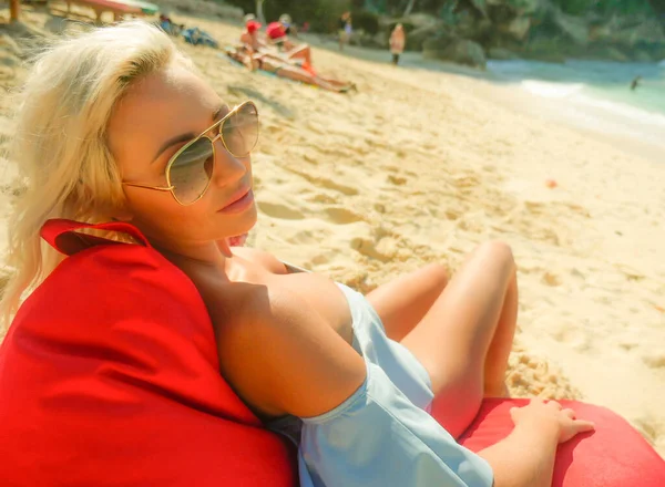 비키니를 금발의 편안하게 해변에서 휴가를 보내는 — 스톡 사진