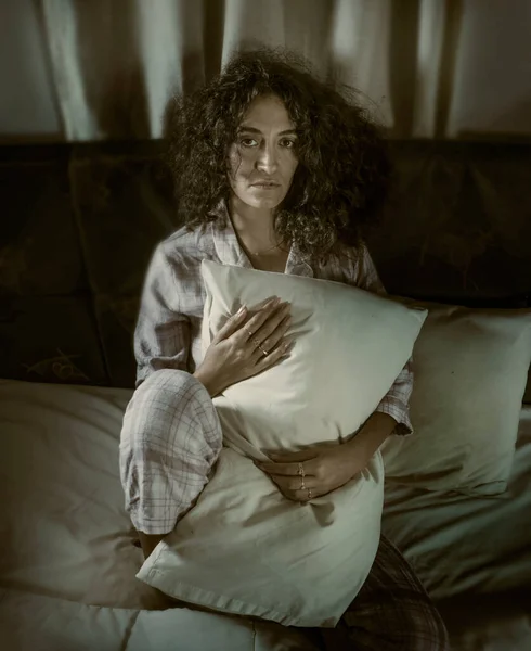 Portrait Sombre Agité Une Femme Latine Déprimée Insomnie Couchée Inquiète — Photo