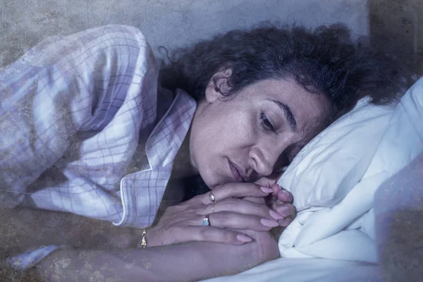 うつ病と眠れないラテン語の女性の暗いとエッジの肖像は心配して横になり 不眠症やうつ病の問題に苦しんで夜にベッドで目覚め — ストック写真