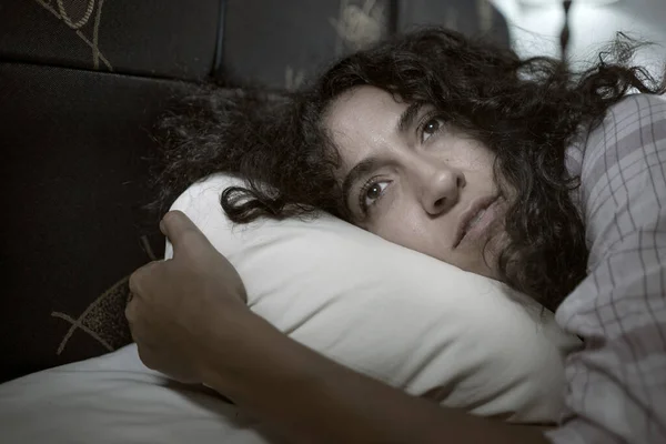 忧郁症和忧郁症妇女忧心忡忡地躺在床上 深夜醒来的阴郁而紧张的画像 — 图库照片
