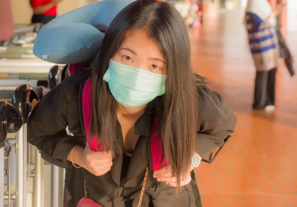 Utazás Nyaralás Kovid Idején Fiatal Csinos Ázsiai Koreai Hátizsákkal Vár — Stock Fotó