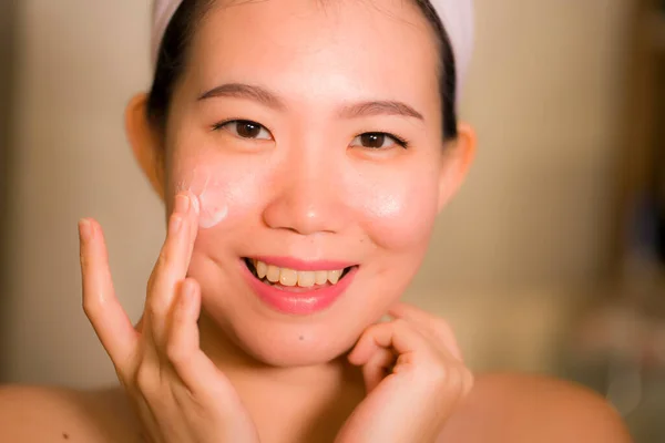 Portrait Young Happy Beautiful Asian Chinese Woman Applying Facial Wrinkle — Stock Photo, Image