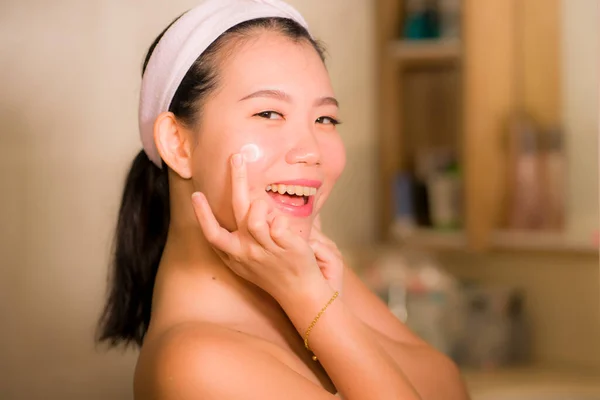 Портрет Молодой Счастливой Красивой Азиатской Японки Использующей Крем Лица Сыворотку — стоковое фото