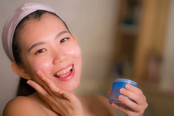 Retrato Jovem Feliz Bonita Mulher Asiática Coreana Aplicando Creme Facial — Fotografia de Stock