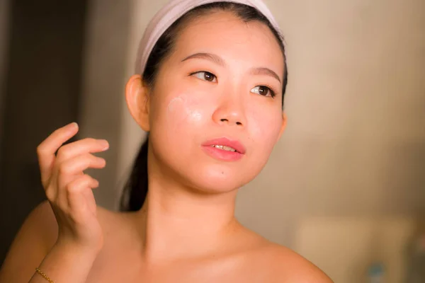 Портрет Молодой Счастливой Красивой Азиатской Кореянки Применяющей Крем Лица Сыворотку — стоковое фото
