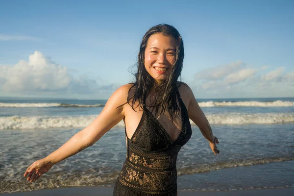 아름다운 해변에서 섬으로 여행을 즐기고 아름다운 비키니를 매력적 아시아 여성의 — 스톡 사진