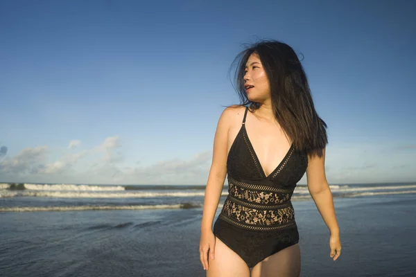 身着比基尼 在美丽海滩享受热带岛屿度假之旅的年轻 迷人的亚裔韩国女性的夏季生活方式肖像 — 图库照片