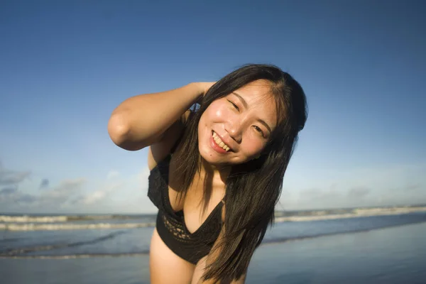 美しいビーチでビキニの若い幸せと魅力的なアジアの中国人女性の夏のライフスタイルの肖像 熱帯の島への休暇旅行を楽しんで — ストック写真