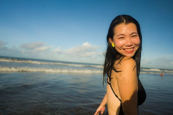 Летний Образ Жизни Портрет Молодой Счастливой Привлекательной Азиатской Кореянки Бикини — стоковое фото