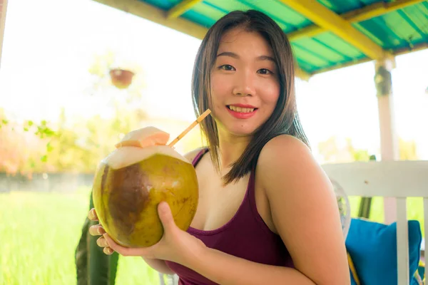 Молодая Счастливая Красивая Азиатская Китаянка Держа Открытом Воздухе Молодой Кокосовый — стоковое фото