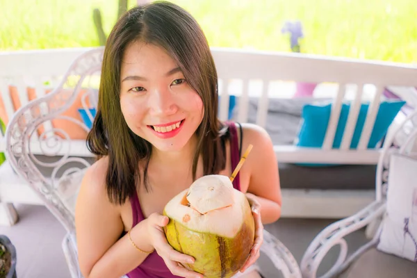 Ung Glad Och Vacker Asiatisk Kinesisk Kvinna Håller Ung Kokos — Stockfoto