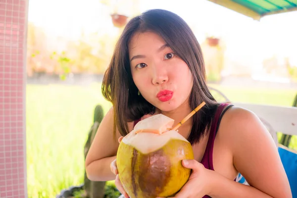 Молодая Счастливая Красивая Азиатская Кореянка Держа Открытом Воздухе Молодой Кокосовый — стоковое фото