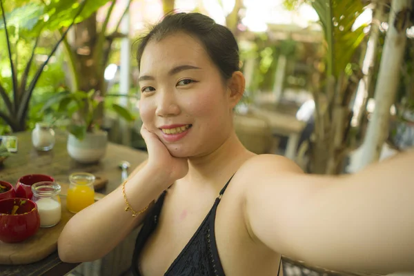 매력적 아시아 출신의 한국인 휴일에 유기농 오렌지 주스와 점심을 이를먹는 — 스톡 사진