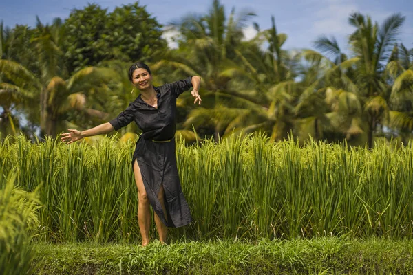Umělecký Portrét Mladé Atraktivní Šťastné Asijské Ženy Venku Zelené Rýžové — Stock fotografie