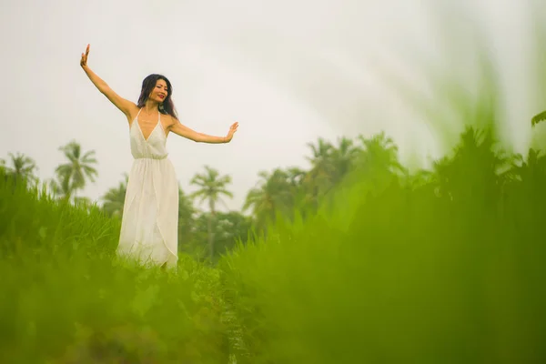 Çekici Mutlu Asyalı Kadının Sanatsal Portresi Yeşil Pirinç Tarlasında Zarif — Stok fotoğraf