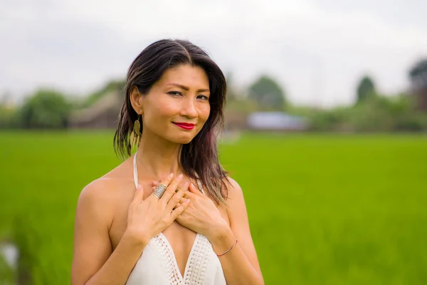 Retrato Artístico Joven Atractiva Feliz Mujer Asiática Aire Libre Campo —  Fotos de Stock