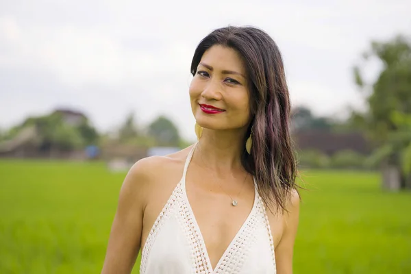 Retrato Artístico Joven Atractiva Feliz Mujer Asiática Aire Libre Campo —  Fotos de Stock