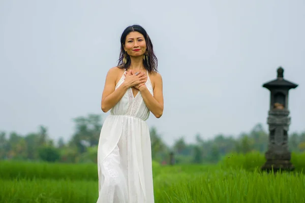 Retrato Artístico Joven Atractiva Feliz Mujer Asiática Aire Libre Campo —  Fotos de Stock