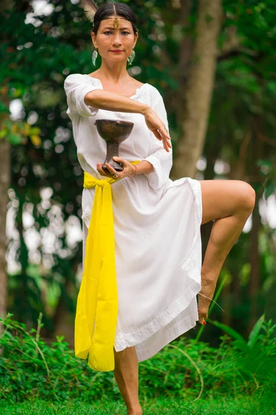 Joven Atractiva Feliz Mujer Asiática Aire Libre Campo Arroz Verde —  Fotos de Stock